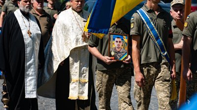 В Ужгороді попрощалися із полеглим на війні Олександром Мельником В Ужгороді попрощалися із полеглим на війні Олександром Мельником