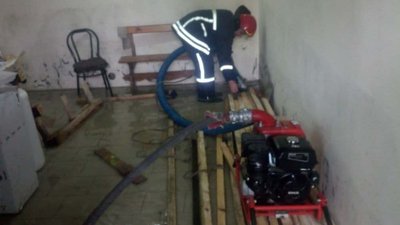 На Одещині внаслідок негоди затопило будинки: рятувальники відкачують воду