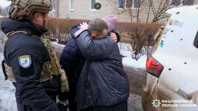 Евакуація людей з Миколаївки Донецької області