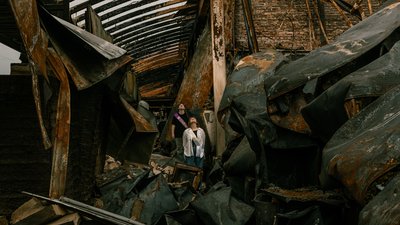 Фотограф з Івано-Франківська відзняв випускників на руїнах Чернігова Фотограф з Івано-Франківська відзняв випускників на руїнах Чернігова