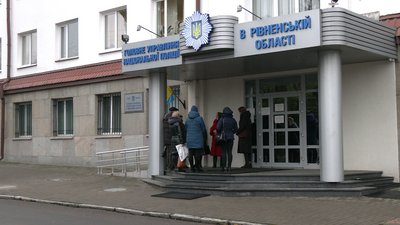 Виселення з гуртожитку: рівняни прийшли у поліцію вимагати дій Виселення з гуртожитку: рівняни прийшли у поліцію вимагати дій