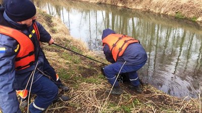 На Чернігівщині рятувальники дістали з річки тіло чоловіка, який зник торік у грудні На Чернігівщині рятувальники дістали з річки тіло чоловіка, який зник торік у грудні