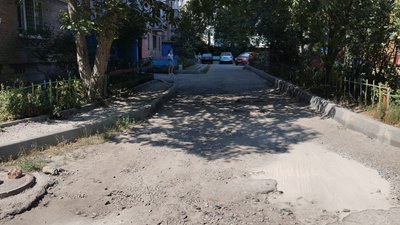У Полтаві протягом п’яти років не можуть доробити ремонт двору на провулку Великому У Полтаві протягом п’яти років не можуть доробити ремонт двору на провулку Великому