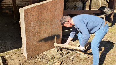 В Ужгороді демонтували пам'ятну плиту, встановлену до 300-річчя возз'єднання України та Росії В Ужгороді демонтували пам'ятну плиту, встановлену до 300-річчя возз'єднання України та Росії
