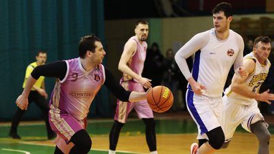 Прикарпатські баскетболісти зібрали під час благодійного турніру 20 тис. грн для ЗСУ