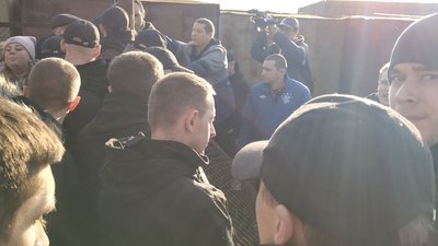 На Центральному ринку у Луцьку муніципали зносять паркан На Центральному ринку у Луцьку муніципали зносять паркан