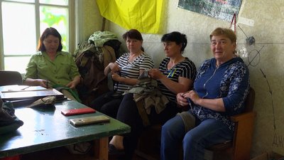 Маскування для військових: в Мені волонтери сплели понад 20 сіток