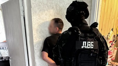 У Києві правоохоронці затримали групу псевдополіцейських, які грабували жителів У Києві правоохоронці затримали групу псевдополіцейських, які грабували жителів
