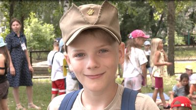 Обіймають собак і слухають лекції про Україну: у черкаській школі діє табір Обіймають собак і слухають лекції про Україну: у черкаській школі діє табір