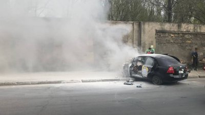 В Одесі легковик зіштовхнувся з бетонною огорожею: одна людина загинула, ще двоє – травмовані