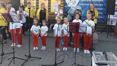 Піднімають дух українського народу та донатять на армію: як на Вінниччині гурт “Прилучаночка” допомагає захисникам Піднімають дух українського народу та донатять на армію: як на Вінниччині гурт “Прилучаночка” допомагає захисникам