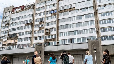 Люди оглядають будинок у Корабельному районі Миколаєва