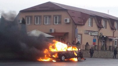 В Озерній на Тернопільщині зранку згорів автомобіль. Рятувальники та поліцейські розслідують В Озерній на Тернопільщині зранку згорів автомобіль. Рятувальники та поліцейські розслідують