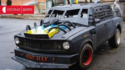 У Дніпрі їздить волонтерський "бандеромобіль" – фоторепортаж У Дніпрі їздить волонтерський "бандеромобіль" – фоторепортаж
