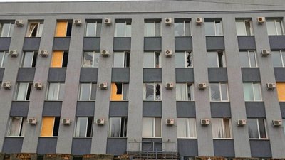 Військові РФ атакували адмінбудівлю поліції у Херсоні: двоє правоохоронців отримали контузії