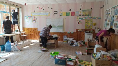 Волонтери, вчителі та учні з батьками наводять лад у ліцеї в селі Руська Лозова на Харківщині Волонтери, вчителі та учні з батьками наводять лад у ліцеї в селі Руська Лозова на Харківщині