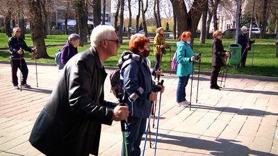 У Житомирі стартували безкоштовні навчання скандинавській ходьбі У Житомирі стартували безкоштовні навчання скандинавській ходьбі
