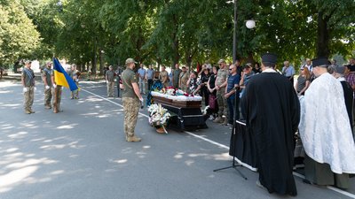 В Ужгороді попрощалися з полеглим захисником Олександром Безегою В Ужгороді попрощалися з полеглим захисником Олександром Безегою