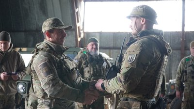 Військових з Криворізької бригади тероборони, які проходять службу на Бахмутському напрямку, відзначили нагородами