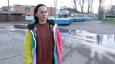 У Черкасах контролерка тролейбуса знайшла дитину в тролейбусі У Черкасах контролерка тролейбуса знайшла дитину в тролейбусі