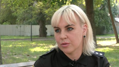 "Виявляти співчуття — поза протоколом": історія поліцейської, яка тримала за руку батька загиблої дитини на Салтівці "Виявляти співчуття — поза протоколом": історія поліцейської, яка тримала за руку батька загиблої дитини на Салтівці