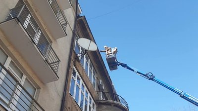 В Івано-Франківську створили бригаду, яка збиватиме бурульки В Івано-Франківську створили бригаду, яка збиватиме бурульки