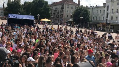 Амбасадор дитинства: два десятки зірок українського шоу-бізнесу приїхали до Тернополя Амбасадор дитинства: два десятки зірок українського шоу-бізнесу приїхали до Тернополя