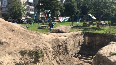У дворі луцької багатоповерхівки тепловики лишили ями і труби. Чому зупинили роботи