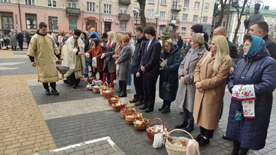 "Не сумніваємося у Воскресінні, віримо в перемогу": в тернопільських храмах освячують великодні кошики