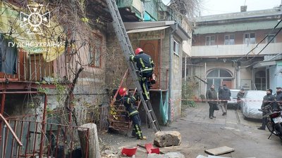 В центрі Одесі у будинку обвалилася частина під'їзду: люди заблоковані у квартирах