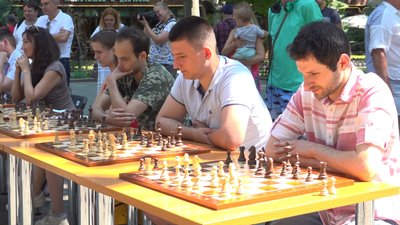 У міському саду Одеси влаштували сеанс одночасної гри в шахи У міському саду Одеси влаштували сеанс одночасної гри в шахи