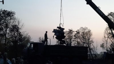 Уламки Ан-26 в Чугуєві перевозять до військової частини: фото Уламки Ан-26 в Чугуєві перевозять до військової частини: фото