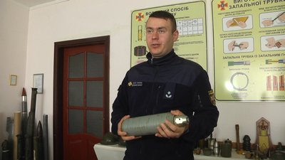 Олег Савіцький показує елемент касетного снаряду. Олег Савіцький показує елемент касетного снаряду.
