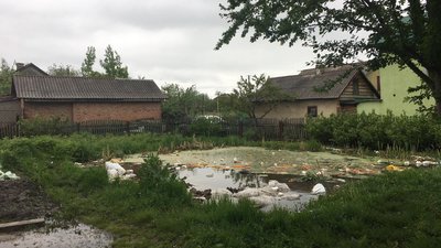 Гумові черевики та занедбаний ремонт: червоноградці розповіли про наслідки негоди Гумові черевики та занедбаний ремонт: червоноградці розповіли про наслідки негоди