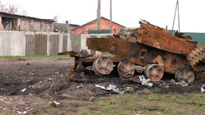Відбирали лопати в місцевих, щоб вирити окопи: місяць російської окупації у Вишневому Відбирали лопати в місцевих, щоб вирити окопи: місяць російської окупації у Вишневому
