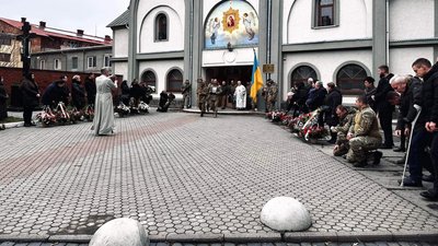 У Мукачеві попрощалися і загиблим на війні Дмитром Савченком У Мукачеві попрощалися і загиблим на війні Дмитром Савченком
