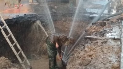 В Івано-Франківську прорвало трубу водопостачання