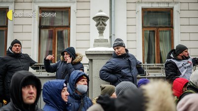 "У мене купують три саморізи на гривню". ФОПи під Радою вимагають скасування касових апаратів "У мене купують три саморізи на гривню". ФОПи під Радою вимагають скасування касових апаратів