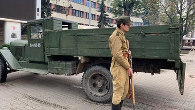 З гарматами та кулеметами. У Франківську відтворили події депортації З гарматами та кулеметами. У Франківську відтворили події депортації