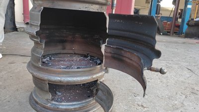 У місті на Волині з дисків для авто виготовляють "буржуйки" для військових У місті на Волині з дисків для авто виготовляють "буржуйки" для військових