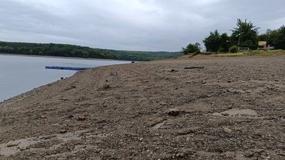 Берег Дністровського водосховища, де раніше була вода, вересень-2026 року