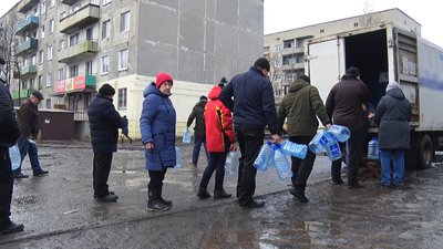 Жителі прифронтового Золотого скаржаться на якість води з під крана Жителі прифронтового Золотого скаржаться на якість води з під крана