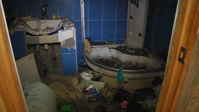 У Житомирі мешканці багатоповерхівки скаржаться на сусіда, який збирає сміття в квартирі У Житомирі мешканці багатоповерхівки скаржаться на сусіда, який збирає сміття в квартирі