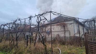 На Закарпатті із задимленого будинку врятували 59-річну жінку На Закарпатті із задимленого будинку врятували 59-річну жінку