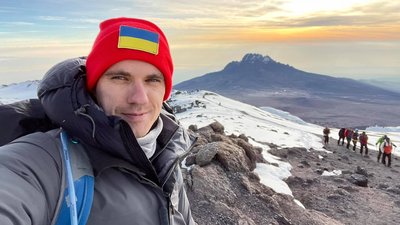 Ярослав Хоріщенко на вершині гори Кіліманджаро Ярослав Хоріщенко на вершині гори Кіліманджаро