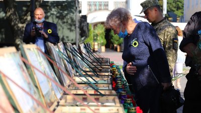 185 ударів Дзвону пам'яті: у Чернігові вшанували пам'ять загиблих воїнів