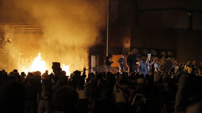 Демонстранти спалили офіс поліції через смерть афроамериканця Демонстранти спалили офіс поліції через смерть афроамериканця