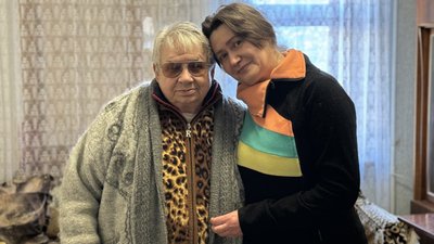 Переселенка з Костянтинівки Зоя разом з соціальною опікункою Тетяною Краматорськ