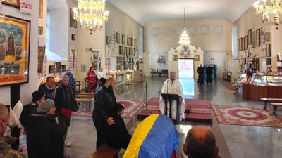 Попрощатись із воїном прийшли рідні, друзі та побратими