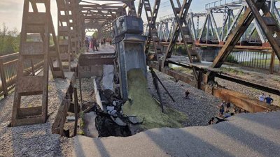 На Закарпатті обвалився міст через річку Тересва На Закарпатті обвалився міст через річку Тересва